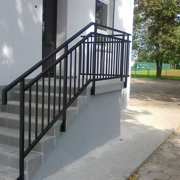 Schody z metalową balustradą 3